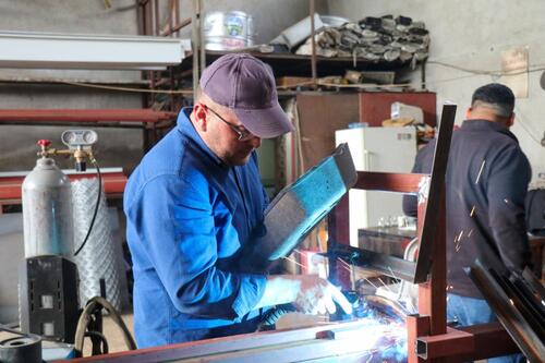 BOZDOĞAN BELEDİYESİ BANKLARI VE DURAKLARI KENDİ İMKÂNLARIYLA ÜRETİYOR