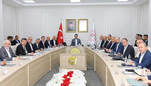 BAKAN MURAT KURUM ADIYAMAN’DA DEPREM ÇALIŞMALARINI DEĞERLENDİRDİ