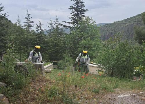İLÇEDE VE MAHALLELERDE TEMİZLENEREK HALKIN ZİYARETİNE HAZIR HALE GETİRİLDİ