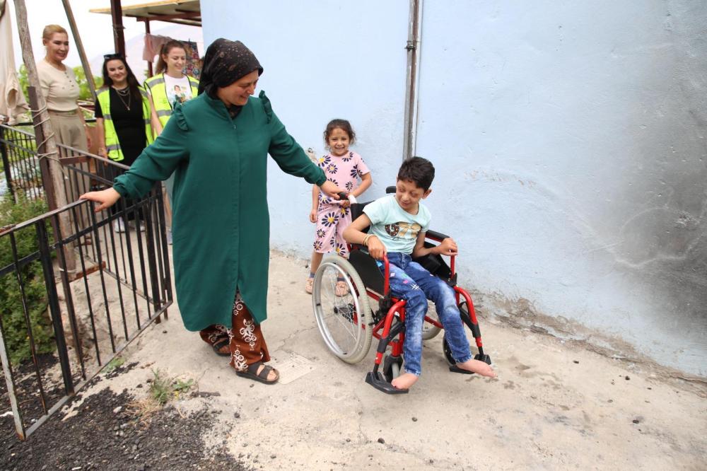 HBB TEKERLEKLİ SANDALYE DAĞITIMINI SÜRDÜRÜYOR