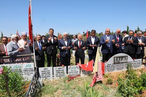 ADIYAMAN’DA DEPREM ŞEHİTLERİ KABRİSTANI ZİYARET EDİLDİ