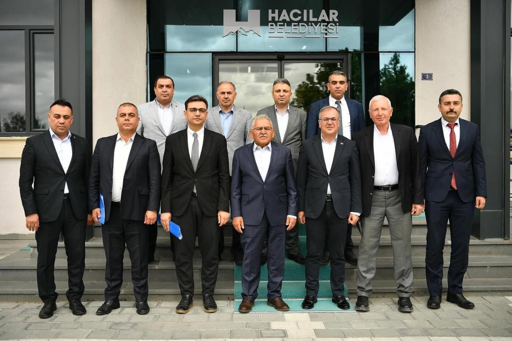 BAŞKAN BÜYÜKKILIÇ, İLÇE BELEDİYELERİ YATIRIM TOPLANTILARINA HACILAR İLE DEVAM ETTİ